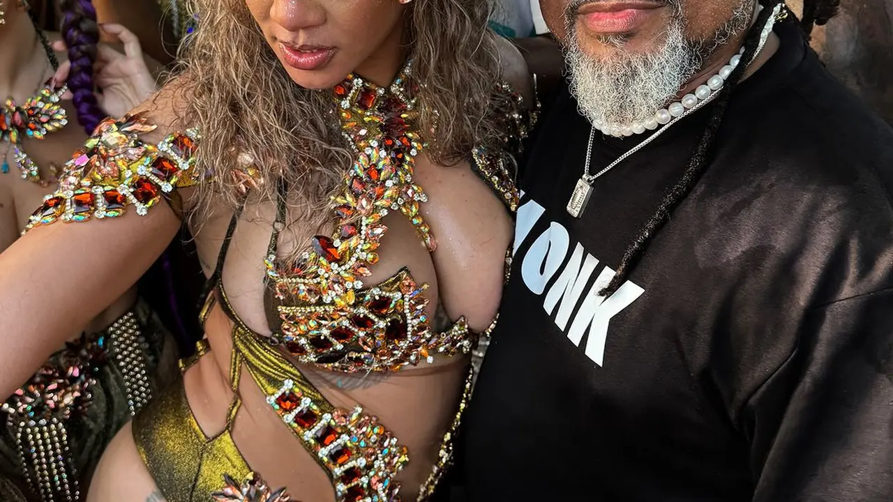 Rihanna Meriahkan Karnaval di Kampung Halamannya, Kembali Tampil Nyaris Telanjang