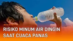 Cuaca panas belakangan hari ini membuat tubuh gerah hingga berkeringat. Minuman dingin kerap kali jadi solusi meredakan hawa panas di tubuh. Namun perlu kenali risiko minum air dingin saat cuaca panas.