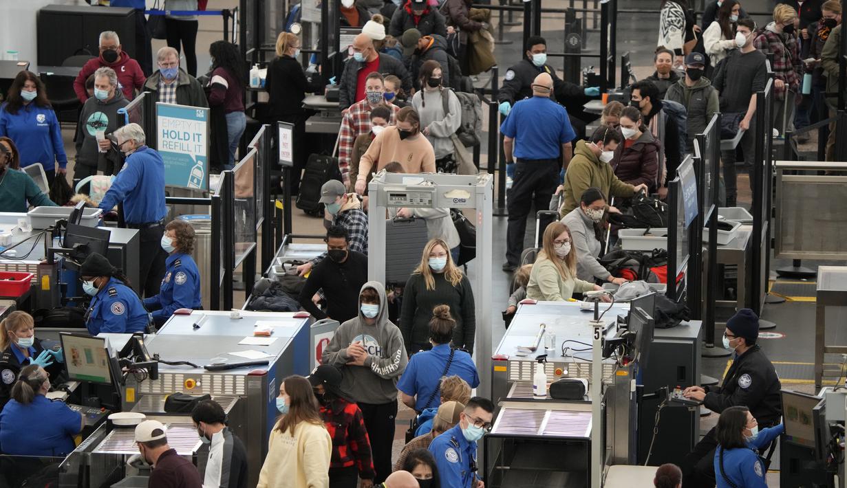 Penumpang antre di pos pemeriksaan di terminal Bandara Internasional Denver di Denver, AS, Senin (3/1/2022). Badai musim dingin ditambah pandemi membuat frustrasi pelancong yang penerbangan pulang dari liburannya dibatalkan atau ditunda beberapa hari di awal tahun baru. (AP Photo/David Zalubowski)