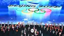 Para penampil menari dalam pra-pertunjukan menjelang upacara pembukaan Olimpiade Musim Dingin Beijing 2022, di Stadion Nasional, yang dikenal sebagai Stadion Bird's Nest, di Beijing, pada 4 Februari 2022. (AFP/Permata Samad)