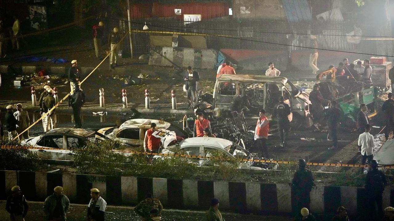 FOTO:  Ledakan Bom Mobil Guncang Delhi, 10 Tewas di Dekat Benteng Merah