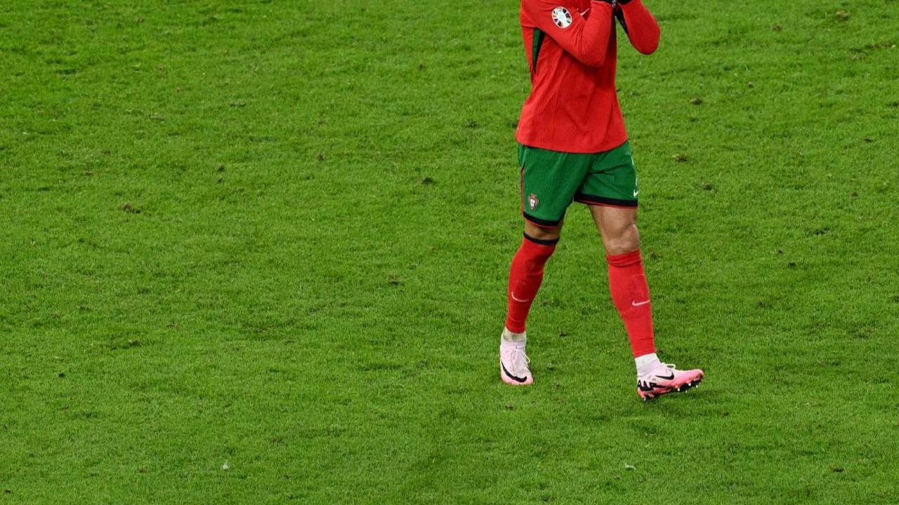 Ekspresi pemain Timnas Portugal, Cristiano Ronaldo seusai laga melawan Prancis dalam babak perempat final Euro 2024 di Stadion&nbsp;Hamburg Volksparkstadion, Hamburg, Jerman, Sabtu (6/7/2024) dini hari WIB. Portugal akhirnya harus tersingkir dari Euro 202