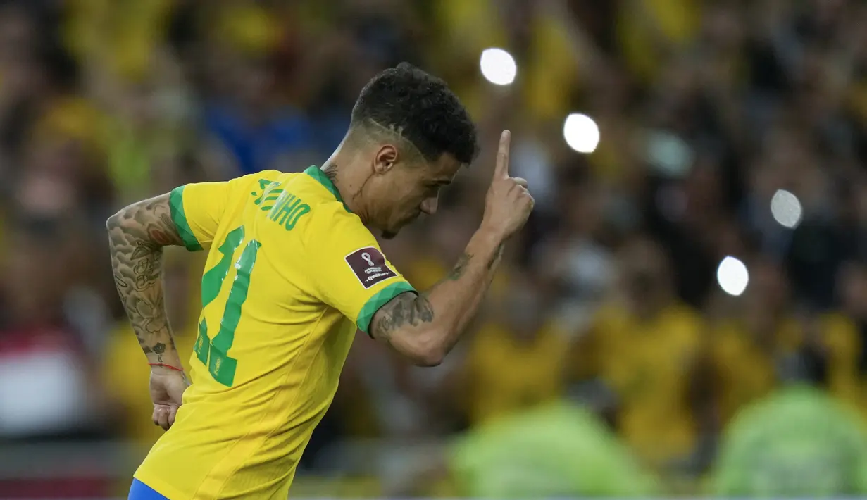 Gelandang Brasil, Philippe Coutinho berselebrasi usai mencetak gol ke gawang Chile pada pertandingan kualifikasi Piala Dunia 2022 zona CONMEBOL di stadion Maracana di Rio de Janeiro, Brasil, Jumat (25/3/2022). Brasil menang atas Chile 4-0.  (AP Photo/Silvia Izquierdo)