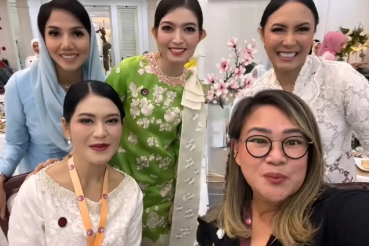 Adu Kebaya Kurung Selvi Ananda dan Kahiyang Ayu di Pelantikan Pengurus Dekranasda, Kenakan Heels yang Serupa