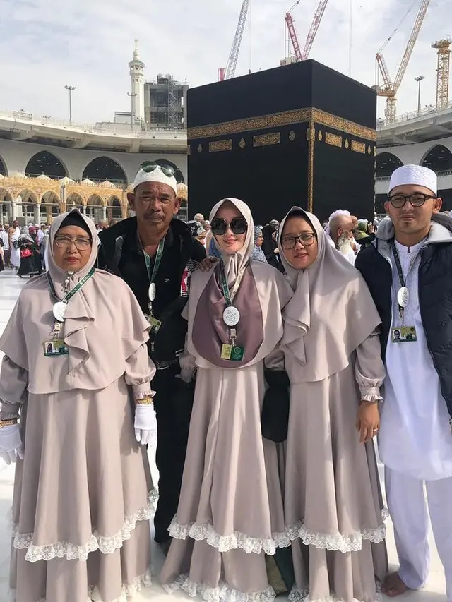 Potret 6 Pedangdut Saat Jalani Umrah, Lesti Kejora Menangis di Depan Kakbah