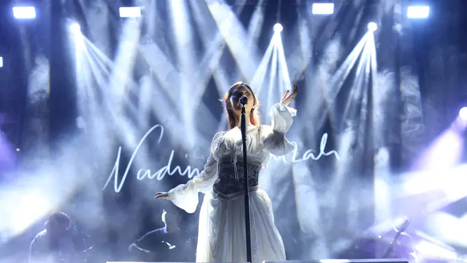 Nadin Amizah di panggung KapanLagi Buka Bareng BRI Festival 2024, Sabtu (23/3/2024). [Foto: Adrian Putra/Fimela]