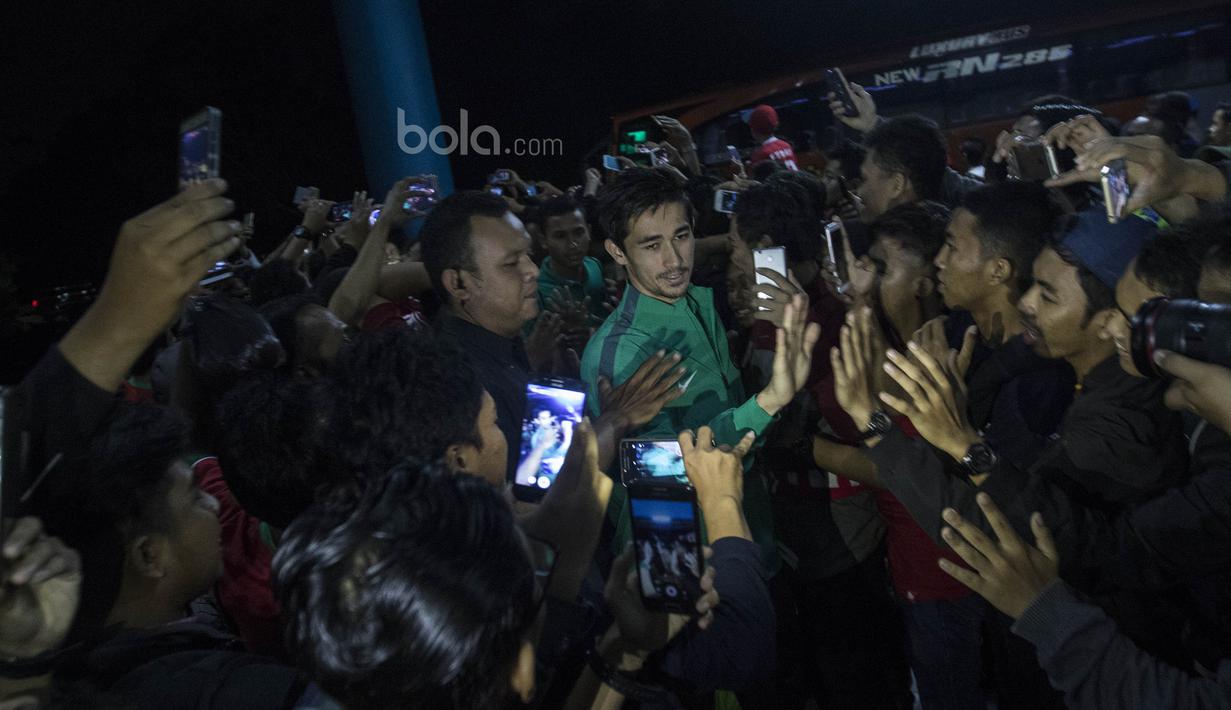 Bek Timnas Indonesia, Gavin Kwan, menyalami suporter saat tiba di Stadion Maguwoharjo, Sleman, Selasa (13/6/2017). (Bola.com/Vitalis Yogi Trisna)