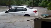 BMW Seri 3 hanyut terbawa arus banjir