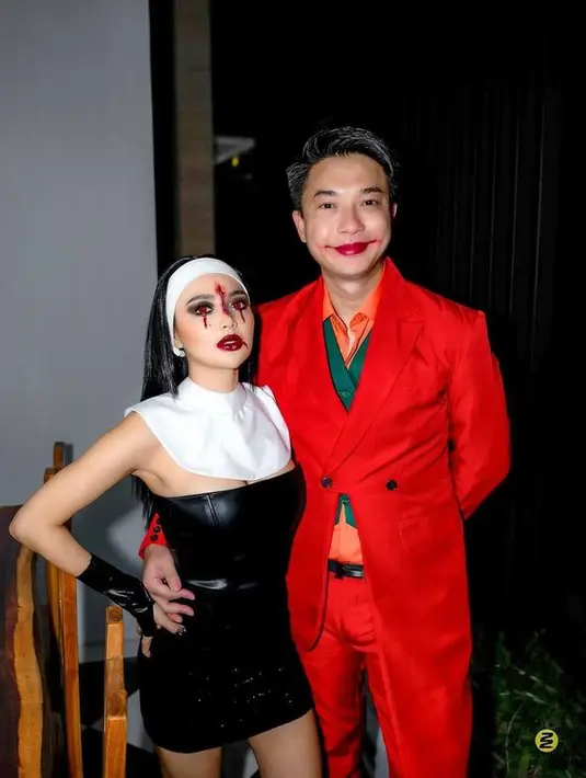 <p>Pasangan ini terlihat kompak banget saat mengenakan kostum. Mereka memilih kostum dari karakter yang keren. [Foto: instagram.com/wikasalim]</p>