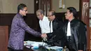 Sandiaga Uno bersalaman dengan tim kuasa hukum usai menjadi saksi di Pengadilan Tipikor, Jakarta (30/8). Sidang tersebut beragenda mendengar keterangan saksi-saksi. (Liputan6.com/Helmi Afandi)