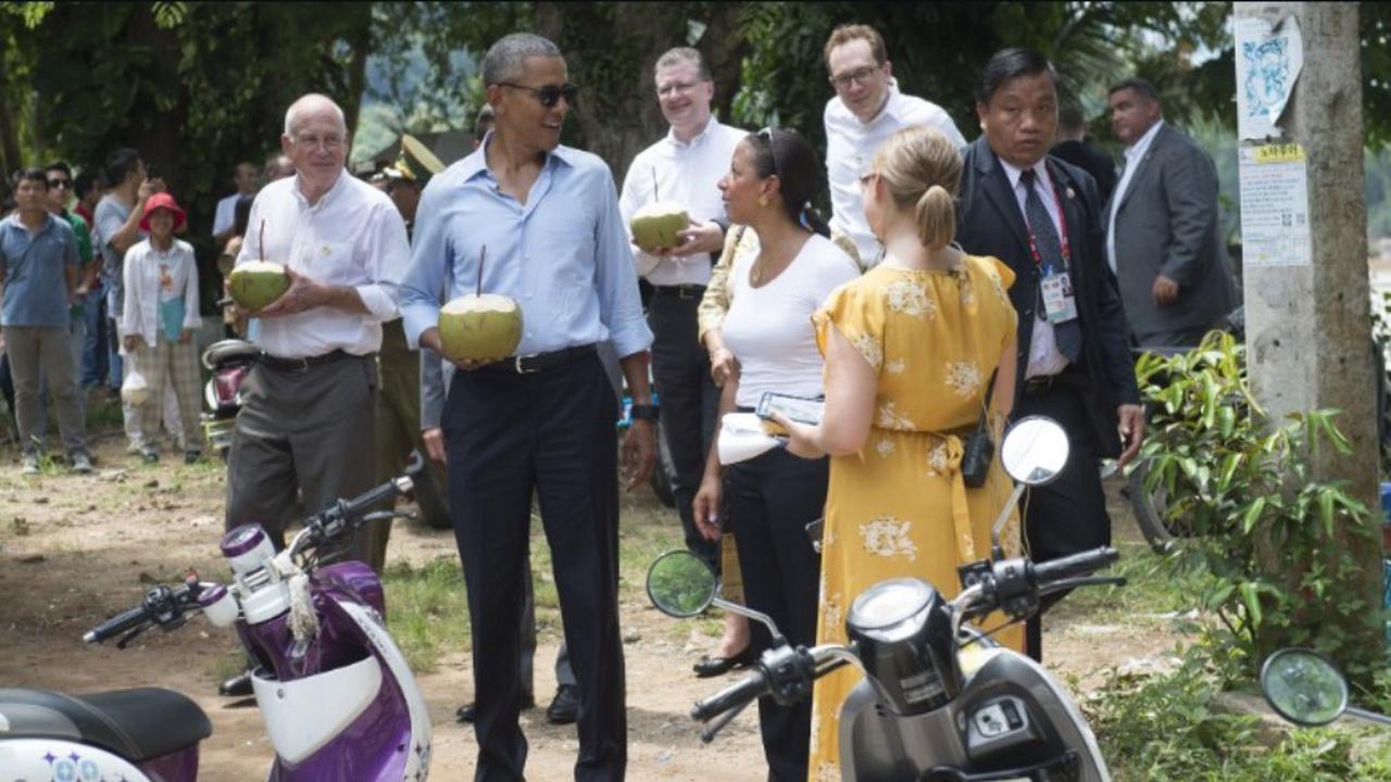 Akhiri Kunjungan di KTT ASEAN, Obama Menikmati Kelapa Muda