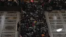 Saat ini, jenazah Paus Fransiskus masih disemayamkan di Basilika Santo Petrus untuk ziarah publik. (Tiziana FABI/AFP)