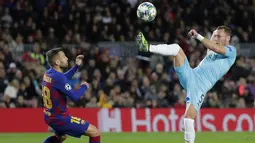 Pemain Slavia Praha, Vladmir Coufal berebut bola dengan bek Barcelona, Jordi Alba  pada pertandingan lanjutan Grup F Liga Champions di stadion Camp Nou, Spanyol (5/11/2019). Barcelona bermain imbang 0-0 atas Slavia Praha. (AP Photo/Emilio Morenatti)