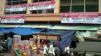 Poster dan spanduk dukungan untuk Prabowo-Hatta di Pasar Induk Rau, Serang, Banten, (Liputan6.com/Yandhi Deslatama)
