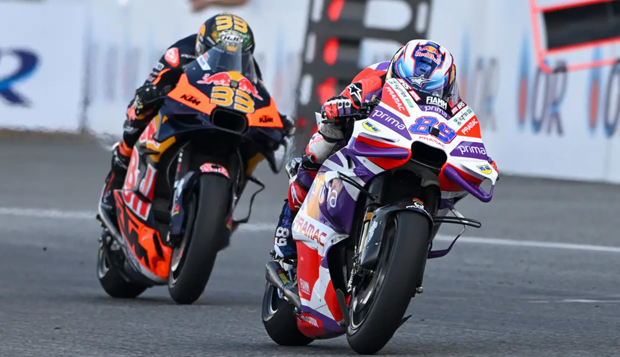 Namun, Francesco Bagnaia kembali ke urutan awal usai disalip Brad Binder dan Alex Marquez. Brad Binder lalu menggeser Luca Marini dan Espargaro demi menjadi pesaing Jorge Martin. (AP Photo/Kittinun Rodsupan)