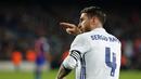 Ekspresi Sergio Ramos saat memberikan salam untuk fans usai mencetak gol ke gawang Barcelona pada laga El Clasico di Camp Nou Stadium, Barcelona, (03/12/2016), Barcelona bermain imbang 1-1. (AFP/Pau Barrena)