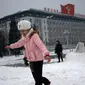 Anak-anak perempuan bermain salju di Kim Il Sung Square, Pyongyang, Korea Utara, Minggu (16/12). Korea Utara saat ini mulai memasuki musim dingin. (AP Photo/Dita Alangkara)