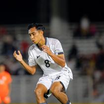 Aksi Rayhan Hannan pada laga Timnas Indonesia U-23 vs India di Stadion Madya, Senin (13/10) malam WIB (c) Bagaskara Lazuardi
