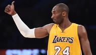 Ekspresi Kobe Bryant saat pertandingan LA Lakers melawan Miami Heat dalam laga basket NBA di Staples Center, Los Angeles, California, AS, (13/1/2015). (AFP/Robyn Beck)