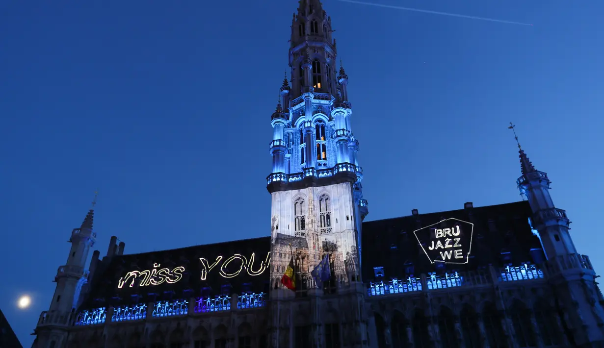 Huruf-huruf diproyeksikan ke Hotel de Ville di Grand Place, Brussel, Belgia, Rabu (29/7/2020). Pertunjukan suara dan cahaya ini untuk menyoroti acara-acara yang batal digelar di Belgia pada musim panas tahun ini akibat pandemi COVID-19. (Xinhua/Zheng Huansong)