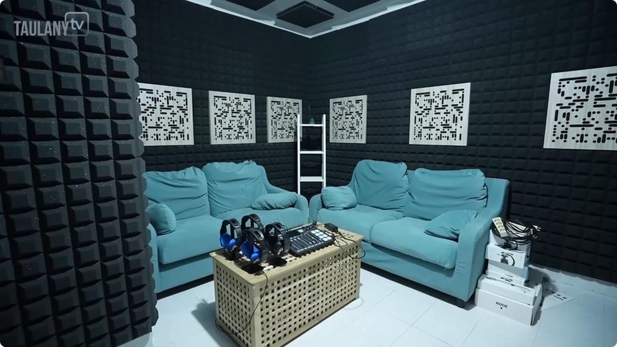 Studio podcast AGAK LAEN yang dikenal oleh para cast-nya, masih terdengar suara adzan dari luar meski telah dipasang peredam suara.<br>