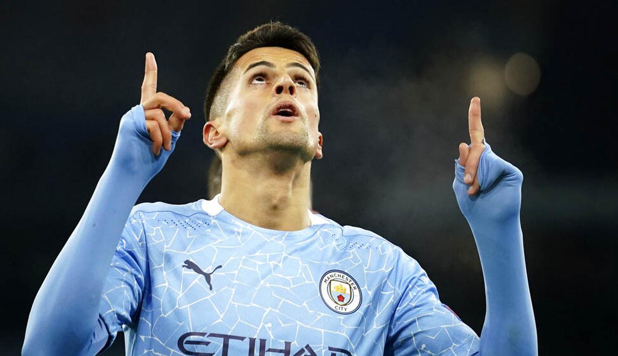 Bek Manchester City, Joao Cancelo, melakukan selebrasi usai mencetak gol ke gawang Olympiakos pada laga Liga Champions di Stadion Etihad, Rabu (4/11/2020). Manchester City menang dengan skor 3-0. (AP/Dave Thompson)