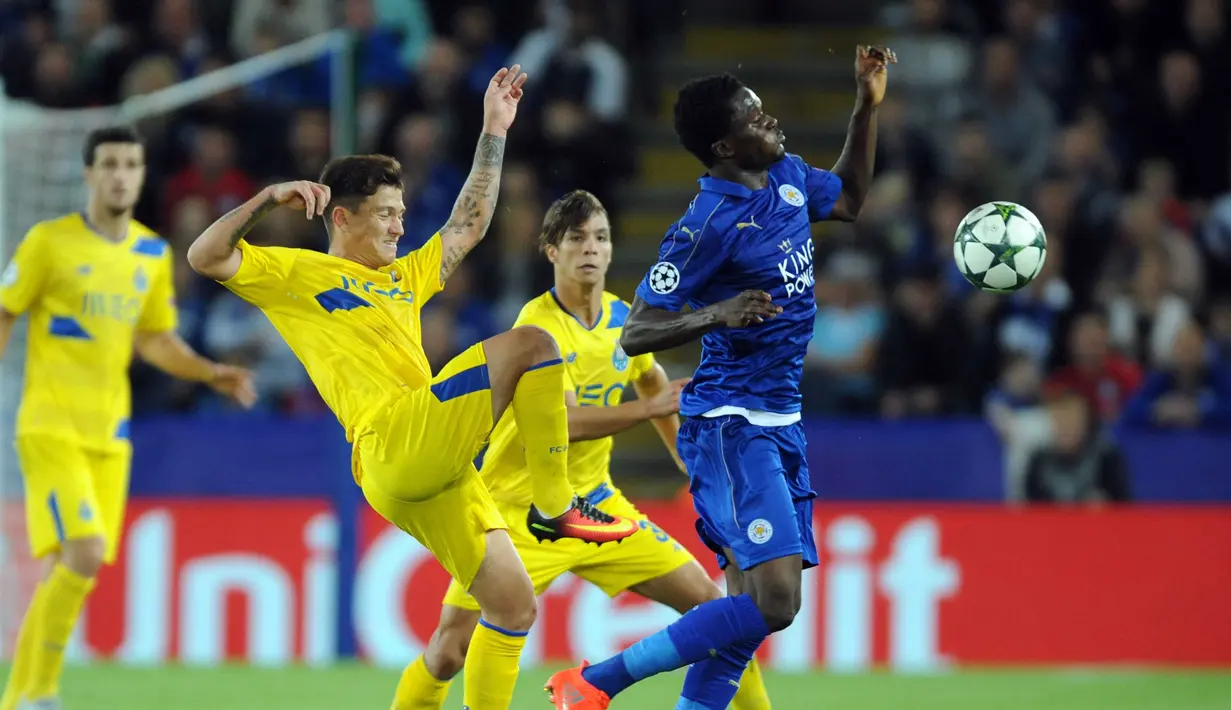 Pemain Porto, Otavio (kiri)  berebut bola dengan pemain Leicester City, Daniel Amartey pada pada lanjutan liga Champions grup G di Stadion King Power, Leicester, Rabu (28/9/2016) dini hari WIB. Leicester menang 1-0. (AP Photo/Rui Vieira)