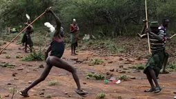 Dua pemuda Pokot bertarung untuk memperebutkan wilayah selama upacara Sapana di Baringo County, Kenya , (20/1). Proses Inisiasi ini merupakan sebuah ritual yang sangat penting bagi warga setempat. (REUTERS / Siegfried Modola)