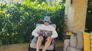 Ahjussi yang masih begitu serius dengan laptop ala sedang WFB (Work From Bali). Meski begitu, dia tetap terlihat modis dengan mengenakan kacamata hitam dan topi. (Foto: Instagram/ sonsukku)