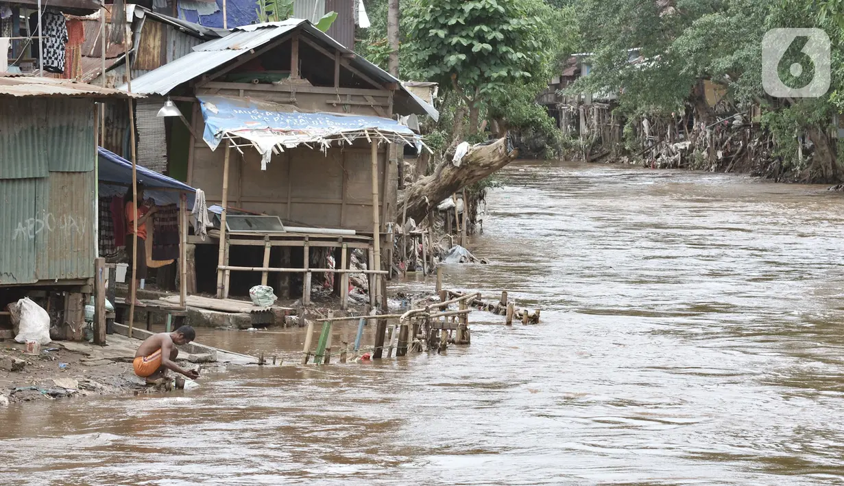 Aktivitas warga di bantaran Kali Ciliwung, Manggarai, Jakarta, Rabu (19/2/2020). Gubernur DKI Jakarta Anies Baswedan memperkenalkan istilah naturalisasi sungai sebagai pengganti normalisasi, namun proyek tersebut tidak terealisasi hingga saat ini. (merdeka.com/Iqbal Nugroho)