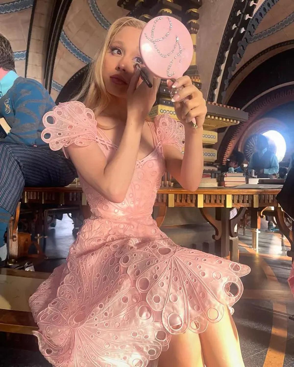 Pesona Ariana Grande dalam Balutan Dress Pink di Film Wicked