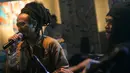 Musisi Reggae, Ras Muhamad tampil membawakan single Salam saat peluncuran album terbarunya di kawasan Kemang, Jakarta, Selasa (9/6/2015). Album yang berisi 16 lagu itu melibatkan banyak musikus reggae internasional. (Liputan6.com/Faisal R Syam)