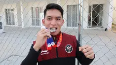 Kontingen Indonesia berhasil meraih medali pertama berupa perak di SEA Games 2023 melalui cabang olahraga Kun Bokator, cabor bela diri tradisional asli Kamboja. Adalah Alfadhila Ramadhan, atlet asal Depok berstatus mahasiswa UMJ yang menyumbang medali perak tersebut di nomor Men's Spirit Form usai menyelesaikan nomor final di Chroy Changvar Convention Center, Phnom Penh, Kamboja, Kamis (4/5/2023). (Bola.com/Abdul Aziz)