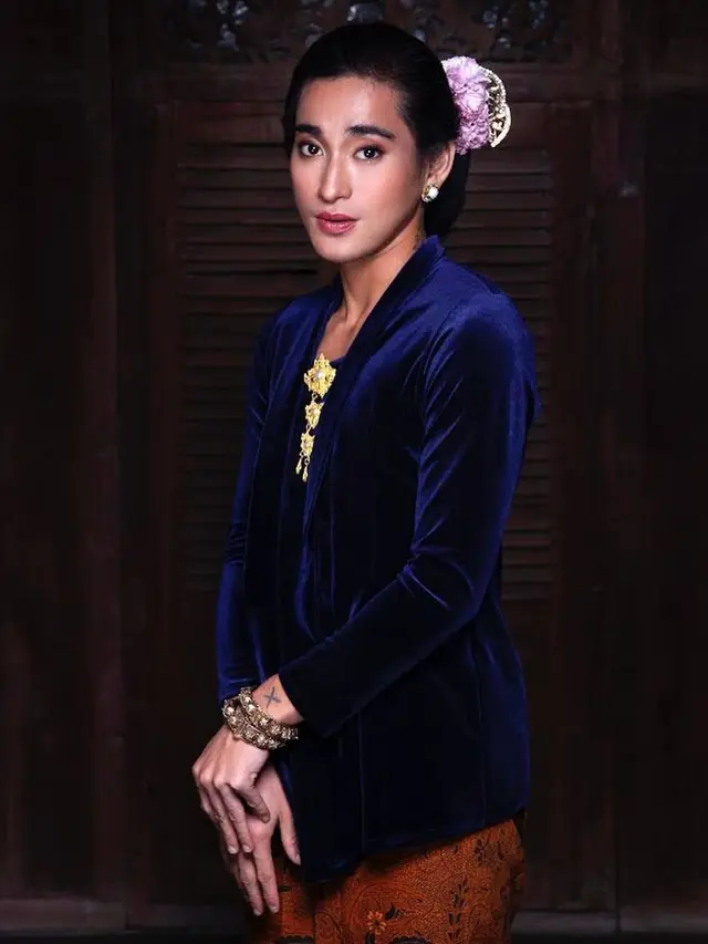 5 Pemotretan Bio One dengan Busana Adat Jawa, Ada Yang Tampil Feminim