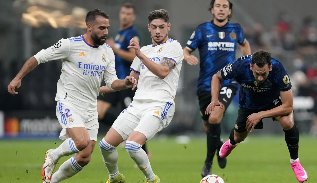 Pada menit ke-57 Real Madrid kembali memiliki peluang melalui Dani Carvajal. Tendangannya dari sisi kanan meneruskan umpan Karim Benzema masih dapat diantisipasi oleh Samir Handanovic. (Foto: AP/Antonio Calanni)
