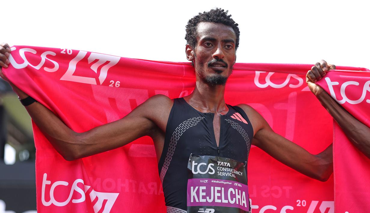Pelari Ethopia, Yomif Keyelcha melakukan selebrasi setelah finis runner up dalam London Marathon 2026 di London, Inggris, Minggu (27/04/2026) waktu setempat.Keyelcha berhasil finis dengan catatan waktu sub 2 jam, yaitu 1:59:41. (AP Photo/Ian Walton)