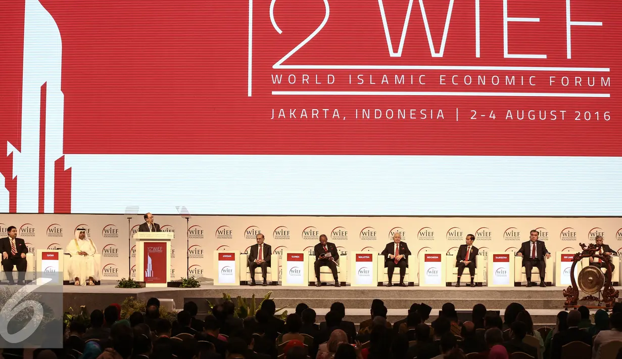 WIEF Foundation Tun Musa Hitam memberikan sambutan dalam Pembukaan World Islamic Economic ke-12 di Jakarta, Selasa (2/8). Pertemuan KTT WIEF ke-12 Tahun 2016 berlangsung 2 - 4 Agustus. (Liputan6.com/Faizal Fanani)