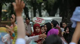 Pekerja Rumah Tangga dari Jambore Perempuan Pemimpin menggelar aksi di depan Gedung Kementerian Pemberdayaan Perempuan, Jakarta, Senin (9/11). Mereka menuntut diakui sebagai pekerja yang dilindungi dan dipenuhi hak-haknya. (Liputan6.com/Faizal Fanani)