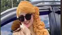 Viral Wanita Berseragam PNS Berdandan Bak Boneka Barbie. foto: TikTok @yuni_jasminebutiq