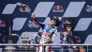 Pebalap LCR Honda, Alex Rins merayakan kemenangan saat MotoGP Amerika 2023 yang berlangsung di Circuit of the Americas, Texas, Amerika Serikat, Senin (17/04/2023) dini hari WIB. (AP Photo/Darren Abato)