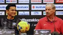 Pelatih Thailand, Kiatisuk Senamuang (kiri) bersama Alfred Riedl saat memberi keterangan jelang laga final di Hotel Aston, Bogor, Selasa (13/12). Indonesia akan melakoni laga melawan Thailand di Stadion Pakansari (14/12). (Liputan6.com/Helmi Fithriansyah)