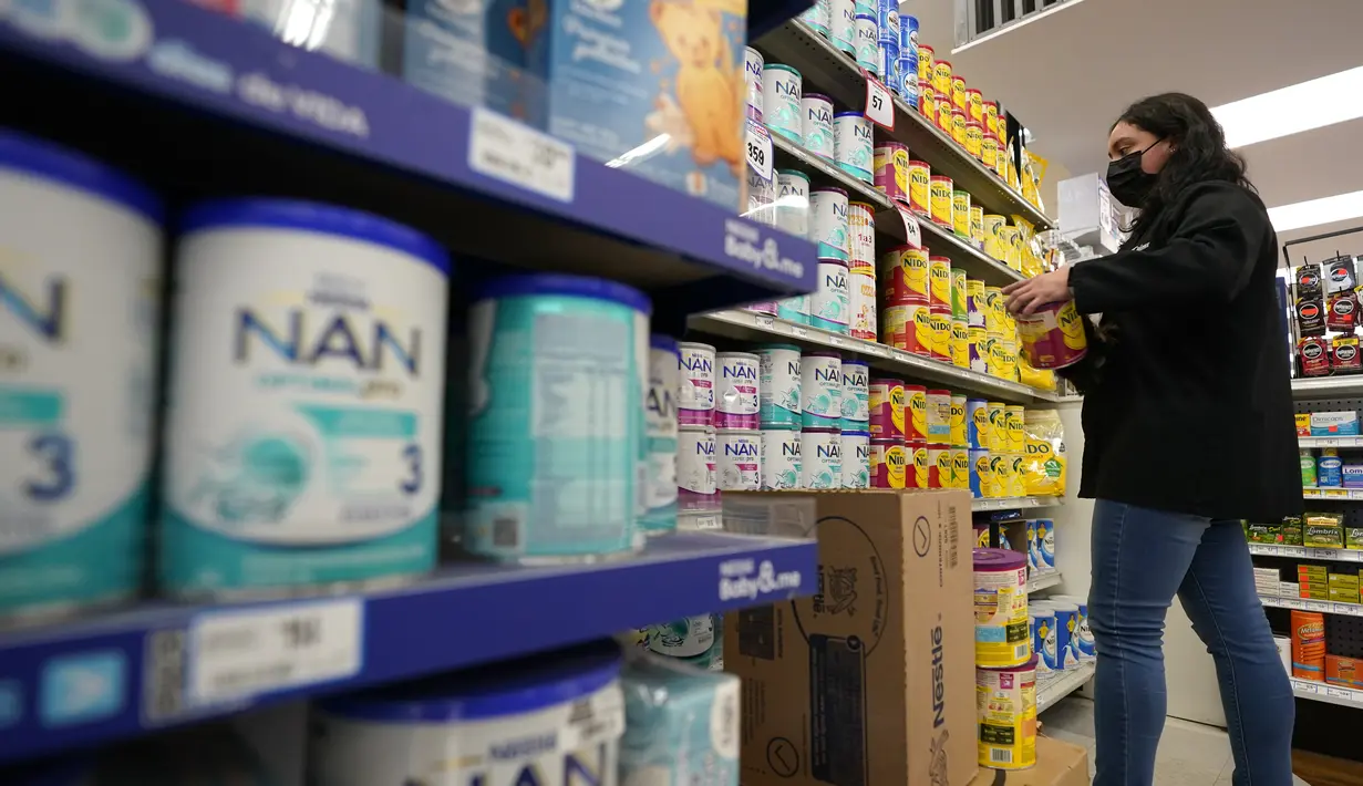 <p>Seorang pekerja toko kelontong mengisi rak dengan susu formula bayi di Tijuana, Meksiko, Selasa (24/5/2022). Ketika kekurangan susu formula bayi berlanjut di Amerika Serikat, beberapa orang tua memilih untuk menyeberangi perbatasan ke Meksiko, di mana rak-raknya masih dipenuhi dengan pilihan untuk memberi makan bayi mereka. (AP Photo/Gregory Bull)</p>