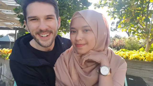 Rika dan Thomas Shears yang sebelumnya tinggal di Bandung kini sudah berada di Melbourne dengan selamat. (Koleksi pribadi)