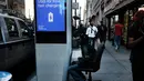 Warga melakukan streaming video di kios Wi-Fi gratis di Manhattan, New York, 24 Agustus 2016. Proyek LinkNYC ini menyulap sejumlah telepon umum usang menjadi kios Wi-Fi gratis untuk bisa mengakses internet, menelepon dan pengisian baterai ponsel. (AFP)