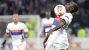 Pemain Olympique Lyonnais, Ferland Mendy berusaha mengendalikan bola pada laga Grup E Liga Europa melawan Everton di Stadion Stade de Lyon, Kamis (2/11). Everton harus menerima kekalahan besar 3-0 dari wakil Liga Prancis tersebut. (AP/Laurent Cipriani)