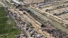 Dalam foto yang dirilis oleh Kantor Kepala Menteri Provinsi Sindh Pakistan ini menunjukkan pemandangan lokasi kereta penumpang yang anjlok di dekat Nawabshah, Pakistan, Minggu (6/8/2023). Sebanyak 30 orang tewas dan 100 lainnya luka-luka. (Sindh Chief Minister office via AP)
