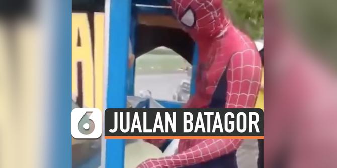 VIDEO: Viral, Spiderman Jadi Penjual Batagor?