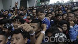 Bobotoh Persib saat mendukung Persib Bandung. Para bobotoh selalu setia mendukung langsung Persib Bandung kala bermain di kandang maupun diluar kandang. (Bola.com/M Iqbal Ichsan)