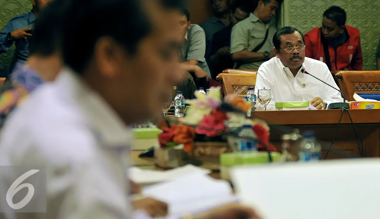 Jaksa Agung HM Prasetyo (Tengah) saat menghadiri rapat dengan Pansus Pelindo, di Jakarta, Kamis (29/10/2015). Dalam rapat ini DPR meminta penjelasan Kejagung terkait kasus Pelindo II. (Liputan6.com/Johan Tallo)