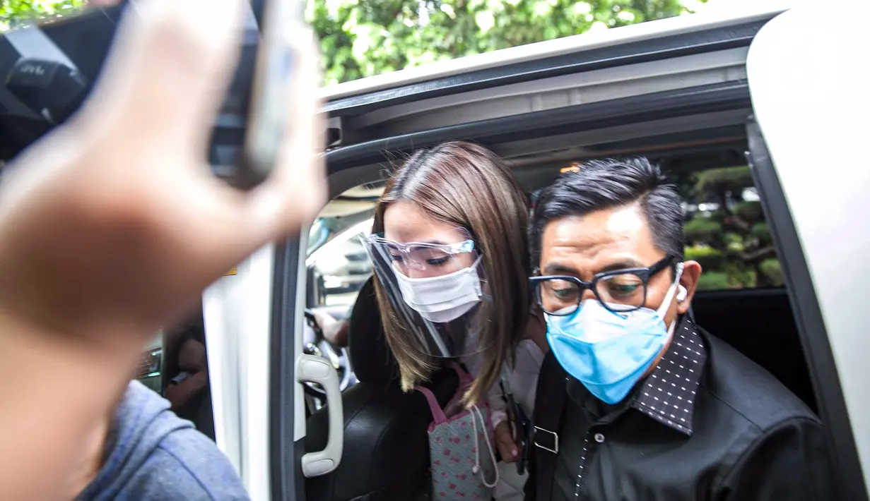 Selebritas Gisella Anastasia atau Gisel (kiri) didampingi pengacaranya tiba di Gedung Ditreskrimsus Polda Metro Jaya, Jakarta, Rabu (23/12/2020). Gisel diperiksa sebagai saksi atas kasus video syur mirip dirinya. (Liputan6.com/Faizal Fanani)
